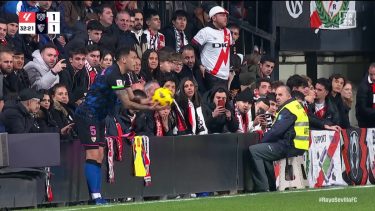 Ocampos fue agredido por un aficionado del Rayo Vallecano en pleno partido.