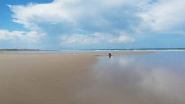 Playas Doradas: un mar tranquilo, una costa interminable y el encanto de las sierras