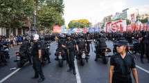 Imagen de Incidentes afuera del Congreso tras la aprobación de la Ley Ómnibus en Diputados