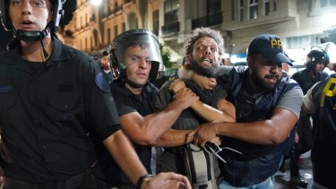Anoche dos reporteros gráficos fueron detenidos y otros resultaron agredidos por mostrarlo.