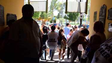 Los militantes se instalaron frente al acceso principal, insistiendo en la necesidad de dialogar con la titular de Desarrollo Social. (Foto: Alejandro Carnevale)