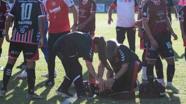 El partido entre Chacarita y Tigre fue suspendido por el botellazo que recibió en el rostro Brandán. Archivo.