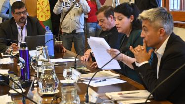 Silvio Barriga (der) tiene presentada su renuncia al Concejo de Bariloche pero por una formalidad administrativa aún no fue aceptada. Archivo