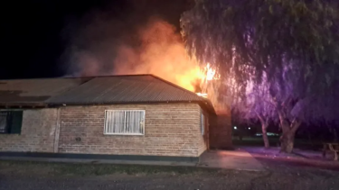 El incendio destruyó buena parte del Salón de Usos Múltiples (SUM) de Valle Azul. foto: gentileza.