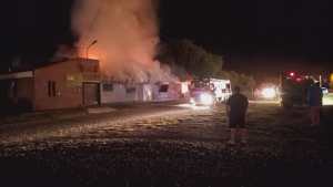 Identificaron a dos adolescentes de 16 años por el incendio intencional que destruyó el SUM de Valle Azul