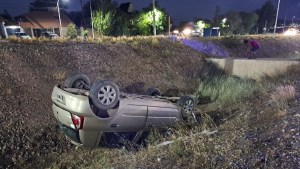 Impactante vuelco de un auto demoró el tránsito de la Ruta 7 en Neuquén