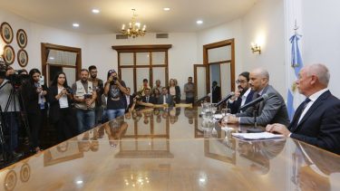 Los ministros Jefe de Gabinete, Juan Luis Ousset y de Salud, Martín Regueiro, junto al administrador del ISSN, Daniel Daglio, anunciaron ayer que el organismo quedó a cero con las deudas. (Neuquén informa)