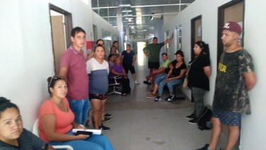 Protesta en Desarrollo Social de Neuquén: "Si no pagan los dos meses adeudos no nos vamos de acá"
