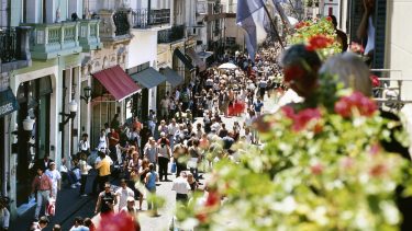 Paseos por la calle Defensa en San Telmo, uno de los barrios más antiguos de Buenos Aires.