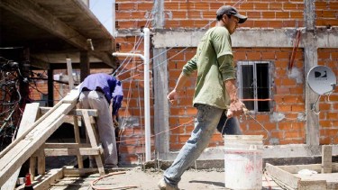 Argentina tiene el salario mínimo en dólares más bajo de la región: cuál es la situación de Neuquén y Río Negro