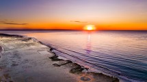 Imagen de Video: Amanecer mágico en Las Grutas, vuelve la paz y el sol así ilumina la playa más linda