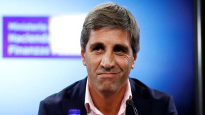 En medio del fuerte ajuste, Caputo anunció que se volvió a lograr el superávit fiscal