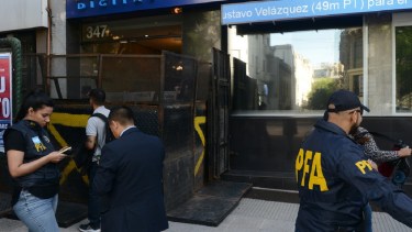 Hace una semana, la entrada de la Agencia Télam apareció vallada. Foto Luciano Thieberger/Clarín.