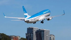 Maduro prohibió que aviones con matrícula argentina crucen el espacio aéreo de Venezuela