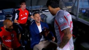 El frío saludo entre Enzo Pérez y Demichelis: apretón de manos y abrazo para el resto