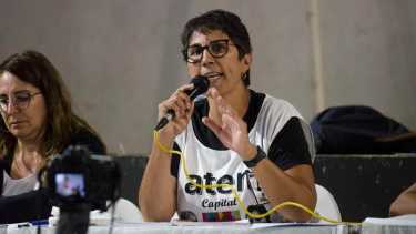 La secretaria general de ATEN Capital, Angelica Lagunas, comunicó la resolución de la asamblea. Foto: Cecilia Maletti