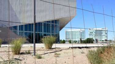 Prohibido pasar. El centro de convenciones El Cisne puede integrar la lista de las obras eternas en Neuquén (Cecilia Maletti)