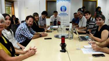La comisión vecinal de Rio Grande expresó largamente su postura en contra de permitir edificios en altura en Leguizamón al fondo (foto Cecilia Maletti)
