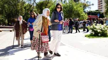 Inés Rigo de Ragni exige en cada juicio de lesa humanidad que se le diga dónde están los desaparecidos. Por eso, con Lolín Rigoni, siguen marchando (foto Cecilia Maletti)