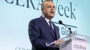 Ejecutivo de Saudi Aranco marcó que es una «fantasía» el corte gradual de los combustibles