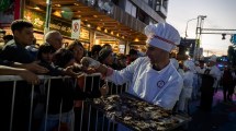 Imagen de Elaboraron una barra de chocolate de 218 metros en Bariloche: miles de turistas disfrutaron