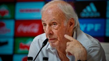 César Luis Menotti continúa internado debido a un cuadro de anemia severo. Archivo.