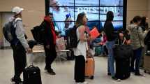 Imagen de Video | Comenzó a operar el aeropuerto de Bariloche tras ser cerrado por la nieve