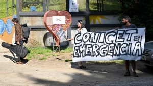 Científicos de Río Negro y Neuquén:  «Nos entrega atados de pies y manos»