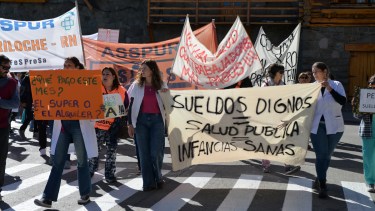 Trabajadores del hospital de Bariloche se movilizaron hoy en reclamo de mejoras salariales. Foto: Chino Leiva