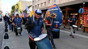 «Carpa del Hambre»: así se vive la protesta de Uthgra en el inicio de la Fiesta del Chocolate en Bariloche