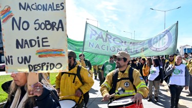 Trabajadores de Parques Nacionales de la región cordillerana se unieron la semana pasada para manifestarse en Bariloche y mantienen el reclamo por los despidos. Foto: Archivo/ Chino Leiva