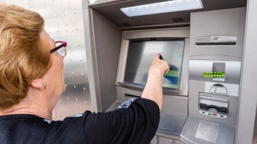 Los jubilados y pensionados cobrarán un nuevo bono durante abril 2024.-
