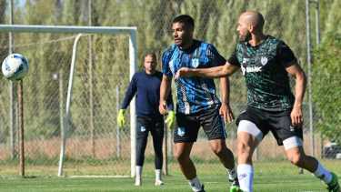 A pesar de ser uno de los recién llegados, Lucas Mellado tuvo presencia y despliegue en el mediocampo de Rincón. (Foto: Florencia Salto)