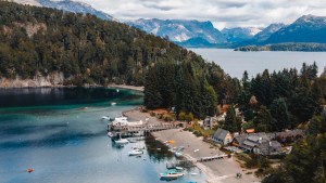 Un paseo en colores por Villa La Angostura, la elegida para Semana Santa