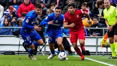 El zapalino Marcos Acuña en el partido ante Getafe, jugando para Sevilla en La Liga de España. 