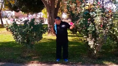 Hector Gil entre los rosales que llegó a plantar antes de la pandemia en Choele Choel, al norte de la Patagonia. Nacido en Neuquén, llegó al Valle Medio de Río Negro a los 9 años. 