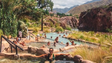 Las aguas termales disminuyen el estrés, relajan el sistema nervioso, limpian los tejidos, desintoxican el organismo.