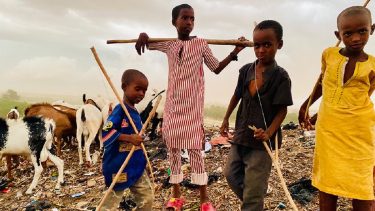 Los niños de una comunidad nómade en Nigeria van a la escuela por primera vez