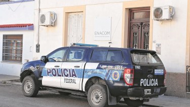Las oficinas del Enacom en Viedma, con custodia policial desde el pasado jueves. Foto Marcelo Ochoa. 