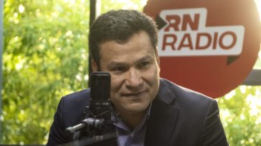 Osvaldo Llancafilo, diputado nacional del MPN, en los estudios de Río Negro Radio. Foto: Cecilia Maletti.