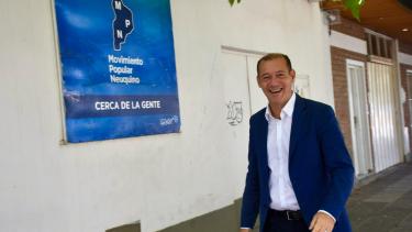 El exgobernador Omar Gutiérrez ingresando a la Junta de Gobierno, en 2024. Foto: Matías Subat.