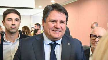 A la derecha, Leonardo Carod, ex Secretario de Hacienda y Planificación Financiera. Hubo desinteligencias con Juan Dutto, ubicado también atrás del  intendente Gaido en la foto (foto Florencia Salto)