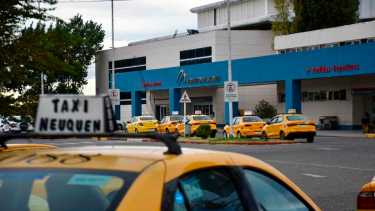 Se puede llegar al aeropuerto de Neuquén en vehículo propio. Foto: Matías Subat.-