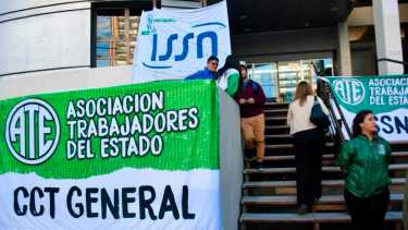 Trabajadores del ISSN realizan un paro en las puertas del lugar. (Foto: Matías Subat)