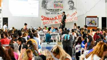 La asamblea de ATEN Capital es en la EPET 8 de Neuquén. Foto: Matías Subat.