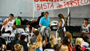 ATEN aprobó en asambleas la propuesta del Gobierno de Neuquén: "Ganó por más de 1000 votos" . Foto: Matías Subat
