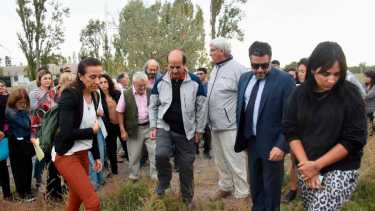 La jueza María Paula Marisi y el juez Sebastián Foglia en la inspección ocular que se hizo en el predio donde funcionó el centro de torturas durante la dictadura (foto Matías Subat)