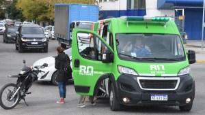 Quedó en el suelo tras ser chocada por un auto en pleno centro de Roca