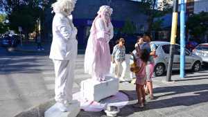 Estatuas vivientes: un mensaje de amor mientras el mundo se detiene en las calles de Roca
