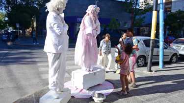 Estatuas vivientes: un mensaje de amor mientras el mundo se detiene en las calles de Roca